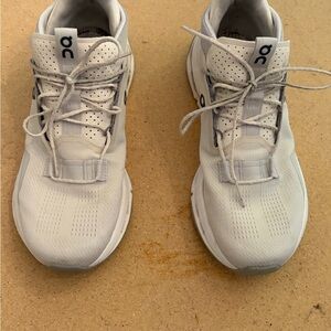 On Cloud Running Light Gray Athletic Shoes Women’s 9